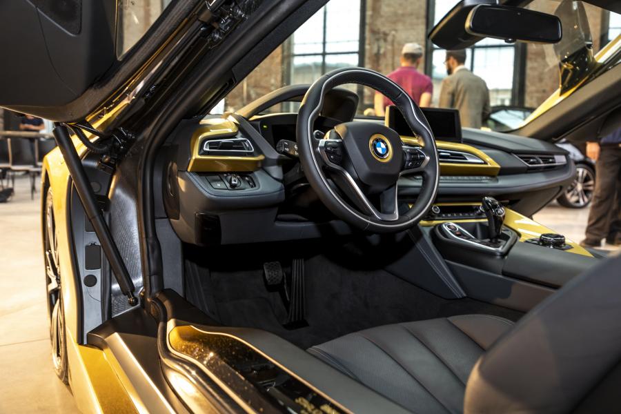 Интерьер BMW i8 STARLIGHT Edition (I15) 2018 года  (фото 16 из 16)